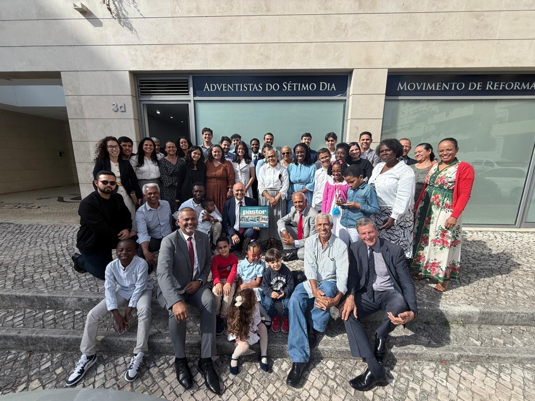 Comunidade da Igreja Adventista do Sétimo Dia Movimento de Reforma de Lisboa reunida em frente à igreja